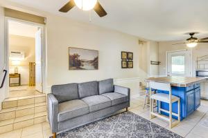 een woonkamer met een bank en een tafel bij Lake Talquin Cabin Close to FSU and Quincy! in Quincy