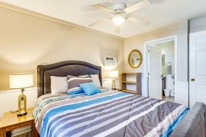 een slaapkamer met een bed en een plafondventilator bij Lake Talquin Cabin Close to FSU and Quincy! in Quincy