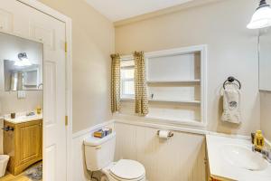 een badkamer met toilet, wastafel en raam bij Lake Talquin Cabin Close to FSU and Quincy! in Quincy +19 foto's