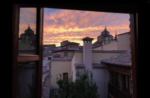 トレドにあるTorreón del Vicarioの窓から夕日を望む