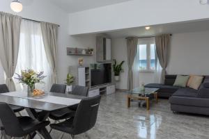 ein Wohnzimmer mit einem Tisch und einem Sofa in der Unterkunft AnTina Apartment in Kaštel Stari
