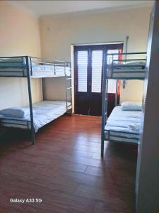 a room with two bunk beds and a door at HOSTEL MISTO-Low Cost Palmela in Palmela