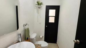 Koupelna v ubytování New apartment with 3 bedrooms, for 6 persons & 7 min from Maya train + 23 fotografií