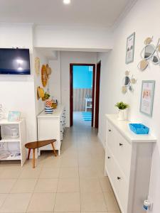 ポルティマンにあるSummerHouse - Holiday place!の白いキャビネットとテーブルが備わる部屋 +15枚の写真