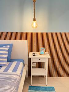 ポルティマンにあるSummerHouse - Holiday place!のベッドルーム1室(ベッド1台、時計付きテーブル付)