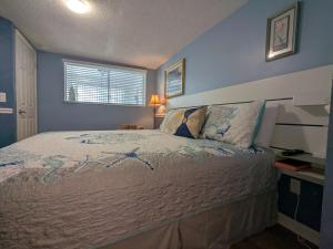 ein Schlafzimmer mit einem großen Bett mit blauen Wänden in der Unterkunft Oceanfront in Canaveral, Views, Heated Pool & Spa in Cape Canaveral + 25 Fotos