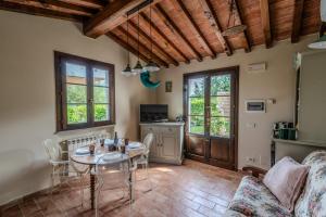 Una gran sala de estar con mesa y sillas. en Amis Home, en Castelnuovo D'elsa