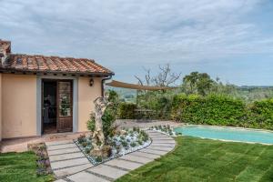 una casa con jardín y piscina en Amis Home, en Castelnuovo D'elsa