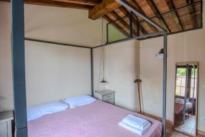 Un dormitorio con una cama con dosel y sábanas moradas. en Amis Home, en Castelnuovo D'elsa 30 fotos más