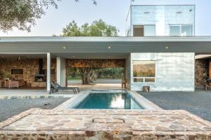 an external view of a house with a swimming pool at LAR Valle de Guadalupe in El Porvenir