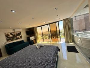 Postel nebo postele na pokoji v ubytování Villa de Luxe Tabaktoukt Agadir 6 SUITES FAMILLE UNIQUEMENT