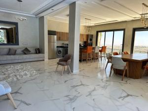 Posezení v ubytování Villa de Luxe Tabaktoukt Agadir 6 SUITES FAMILLE UNIQUEMENT