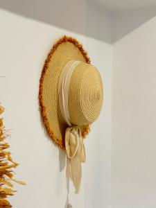 ポルティマンにあるSummerHouse - Holiday place!の藁帽子が壁に掛かっている