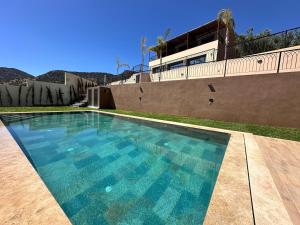 Bazén v ubytování Villa de Luxe Tabaktoukt Agadir 6 SUITES FAMILLE UNIQUEMENT nebo v jeho okolí