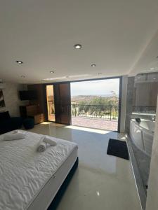 Postel nebo postele na pokoji v ubytování Villa de Luxe Tabaktoukt Agadir 6 SUITES FAMILLE UNIQUEMENT + 37 fotografií