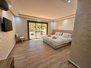 TV a/nebo společenská místnost v ubytování Villa de Luxe Tabaktoukt Agadir 6 SUITES FAMILLE UNIQUEMENT