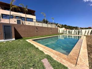 Bazén v ubytování Villa de Luxe Tabaktoukt Agadir 6 SUITES FAMILLE UNIQUEMENT nebo v jeho okolí