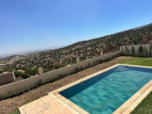 Bazén v ubytování Villa de Luxe Tabaktoukt Agadir 6 SUITES FAMILLE UNIQUEMENT nebo v jeho okolí