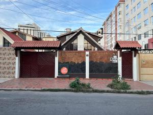 科恰班巴El Pueblito的街上有红色标志的建筑