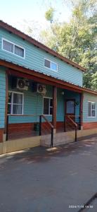 a blue house with speakers on the side of it at Arai Apart Iguazu in Puerto Iguazú