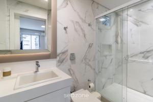 a white bathroom with a sink and a shower at Lindos Apartamentos no Centro de Floripa - CPN in Florianópolis +31 photos