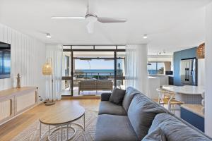 TV a/nebo společenská místnost v ubytování Bannow Apt 7 –Panoramic Ocean Views