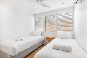 Postel nebo postele na pokoji v ubytování Bannow Apt 7 –Panoramic Ocean Views + 13 fotografií