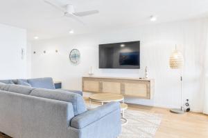 TV a/nebo společenská místnost v ubytování Bannow Apt 7 –Panoramic Ocean Views