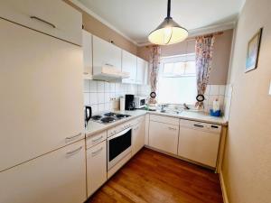 Η κουζίνα ή μικρή κουζίνα στο Ferienhaus Ahorn +17 φωτογραφίες