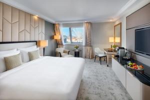 A television and/or entertainment centre at Kempinski Hotel Corvinus Budapest