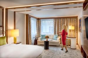 A bed or beds in a room at Kempinski Hotel Corvinus Budapest