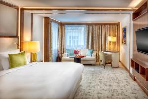 A bed or beds in a room at Kempinski Hotel Corvinus Budapest Még 37 kép