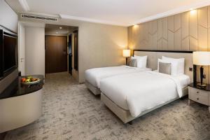 A bed or beds in a room at Kempinski Hotel Corvinus Budapest