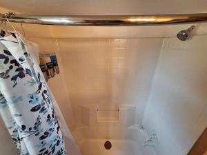 Koupelna v ubytování Ocean Cabin 1 With Private Jacuzzi + 18 fotografií