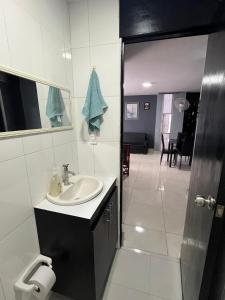 un baño con lavabo y espejo en Hermosa Vista al Mar en Rodadero, en Gaira