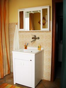 マリーナ・ディ・マンカヴェルサにあるSpruzzi di mareのバスルーム(白い洗面台、鏡付)