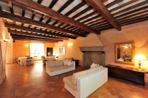 Montemaggiore al MetauroにあるItalian Experience-Villa Ariaのリビングルーム(ソファ、暖炉付)