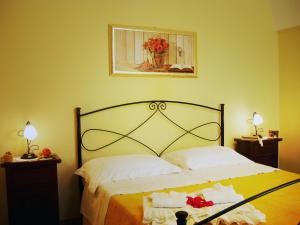 マリーナ・ディ・マンカヴェルサにあるSpruzzi di mareのベッドルーム1室(タオル付)