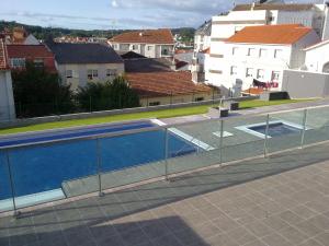 una piscina en la azotea de un edificio en Residencial Parque los Laureles, en Portonovo