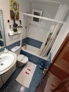 un bagno con lavandino, WC e vasca di Habitación 1 con vistas a Bilbao
