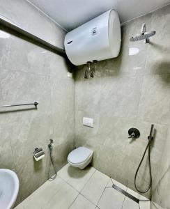 ティラナにあるNew Bazaar Cozy Villaのトイレと洗面台付きのバスルーム