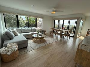 Posezení v ubytování Modern Laguna Beach Duplex - Prime Location!