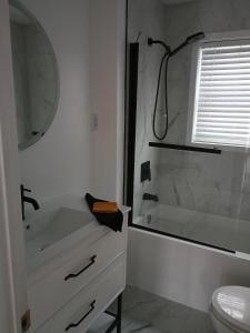 a bathroom with a shower and a sink and a toilet at Le Narval Hébergement Touristique in Saint-Siméon