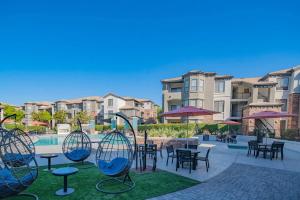 einen Innenhof mit Tischen und Stühlen und einem Pool in der Unterkunft Deluxe 1BD King Bed Pool, Hot Tub, Gym, Parking in Glendale