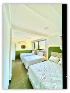 Un dormitorio con dos camas y una ventana en Cofradia Lodge, en Villavicencio