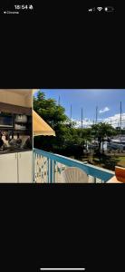 ChambortStudio carayou Trois-ilet的厨房和阳台可欣赏海港景色