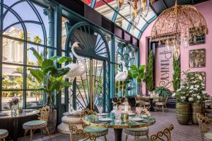 un ristorante con fenicotteri, tavoli e sedie di Flamingo Las Vegas Hotel & Casino a Las Vegas