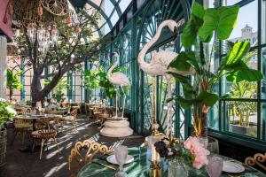 un ristorante con fenicotteri, tavoli e sedie di Flamingo Las Vegas Hotel & Casino a Las Vegas