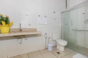 a bathroom with a toilet and a sink and a shower at Casa da Horta - 2qts - Área verde in Belo Horizonte +25 photos