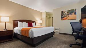 Postel nebo postele na pokoji v ubytování Best Western University Inn